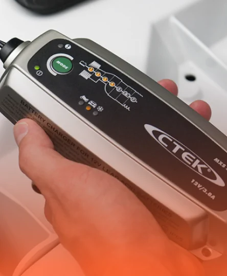 Må batteriet lades?