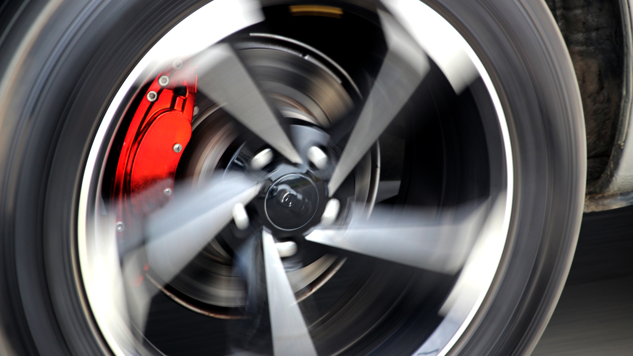 Ett hjul på en bil