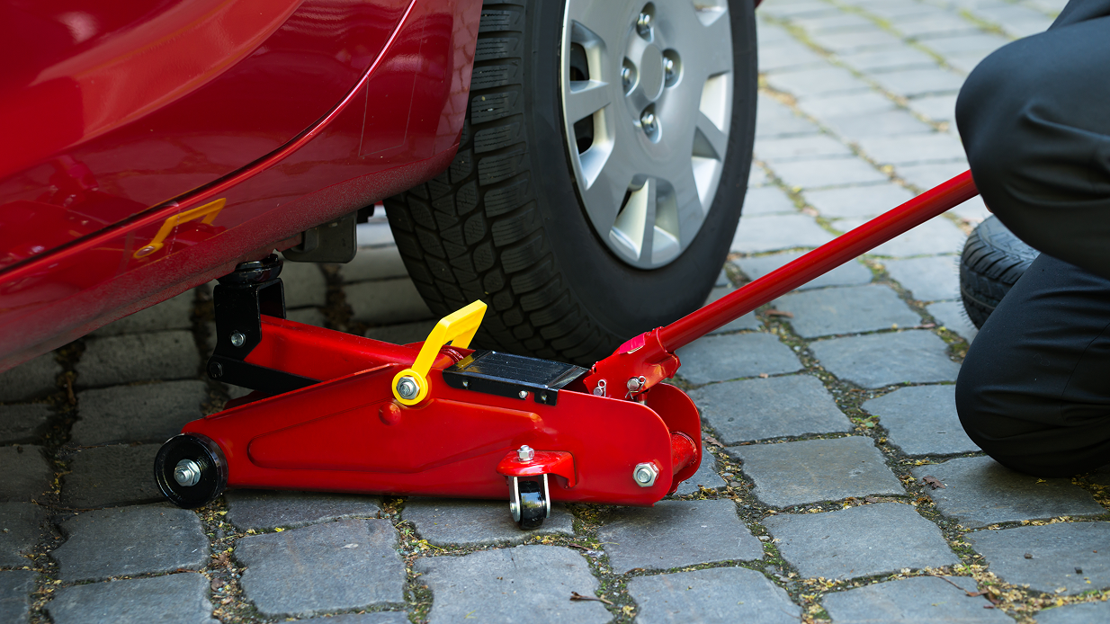 Domkraft som lyfter bil